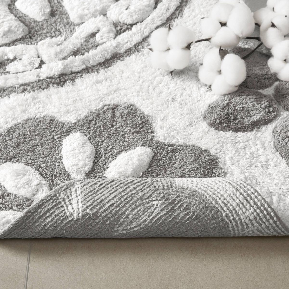 20 x 30-Inch Medallion Bath Rug, Grey/White — view 2